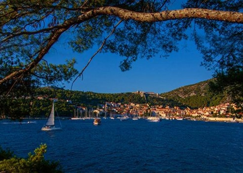 private-sailing-dalmatian-islands-brac-hvar-vis